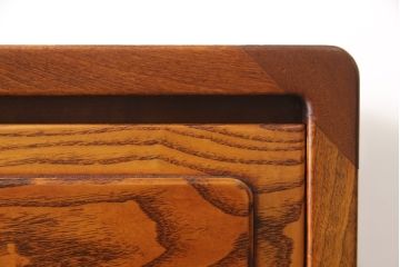 中古　美品　国産　前面タモ材　手造り家具　和・洋どちらの空間にも取り入れやすい総漆塗り縦型チェスト(引き出し、サイドチェスト)(定価38万円)(R-049572)