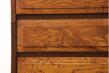 中古　美品　国産　前面タモ材　手造り家具　和・洋どちらの空間にも取り入れやすい総漆塗り縦型チェスト(引き出し、サイドチェスト)(定価38万円)(R-049572)