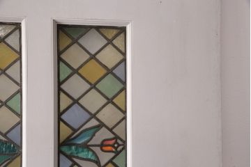 中古建具　アンティークのステンドグラスをはめ込んだ大きな引き戸1枚　(R-049574)