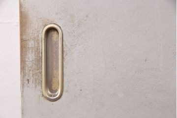 中古建具　アンティークのステンドグラスをはめ込んだ大きな引き戸1枚　(R-049574)