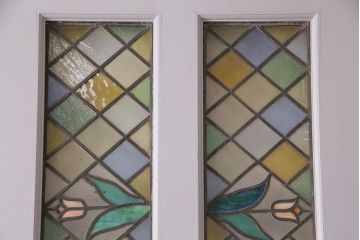 中古建具　アンティークのステンドグラスをはめ込んだ大きな引き戸1枚　(R-049574)