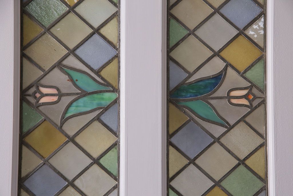 中古建具　アンティークのステンドグラスをはめ込んだ大きな引き戸1枚　(R-049574)