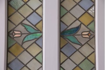 中古建具　アンティークのステンドグラスをはめ込んだ大きな引き戸1枚　(R-049574)