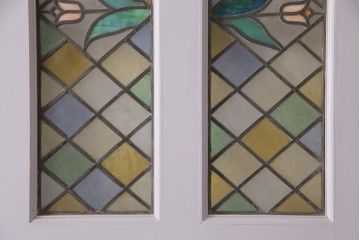 中古建具　アンティークのステンドグラスをはめ込んだ大きな引き戸1枚　(R-049574)