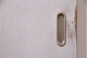 中古建具　アンティークのステンドグラスをはめ込んだ大きな引き戸1枚　(R-049574)