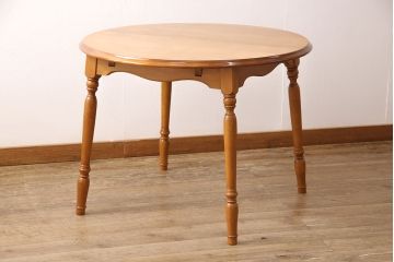 中古　美品　横浜ダニエル(daniel)　洗練された上品さが目を引くダイニングテーブル(定価約40万円)(エクステンションテーブル、伸長式テーブル、拡張式テーブル)(R-049575)