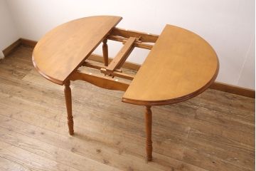 中古　美品　横浜ダニエル(daniel)　洗練された上品さが目を引くダイニングテーブル(定価約40万円)(エクステンションテーブル、伸長式テーブル、拡張式テーブル)(R-049575)