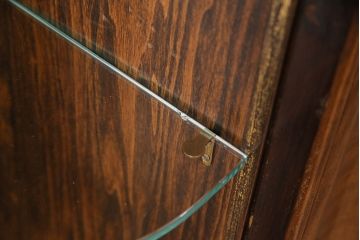 イギリスアンティーク　マホガニー　高級品!美しい杢目を楽しめる上品な佇まいのキャビネット(飾り棚、収納棚)(R-049577)