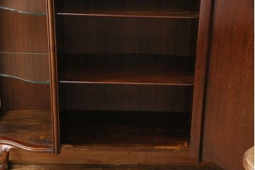 イギリスアンティーク　マホガニー　高級品!美しい杢目を楽しめる上品な佇まいのキャビネット(飾り棚、収納棚)(R-049577)