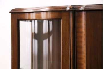 イギリスアンティーク　マホガニー　高級品!美しい杢目を楽しめる上品な佇まいのキャビネット(飾り棚、収納棚)(R-049577)