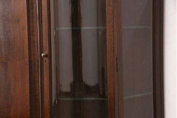 イギリスアンティーク　マホガニー　高級品!美しい杢目を楽しめる上品な佇まいのキャビネット(飾り棚、収納棚)(R-049577)