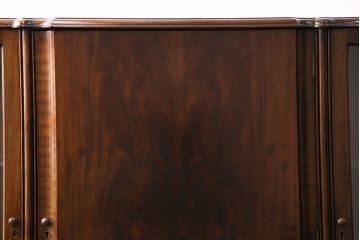 イギリスアンティーク　マホガニー　高級品!美しい杢目を楽しめる上品な佇まいのキャビネット(飾り棚、収納棚)(R-049577)