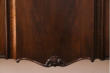 イギリスアンティーク　マホガニー　高級品!美しい杢目を楽しめる上品な佇まいのキャビネット(飾り棚、収納棚)(R-049577)