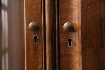 イギリスアンティーク　マホガニー　高級品!美しい杢目を楽しめる上品な佇まいのキャビネット(飾り棚、収納棚)(R-049577)