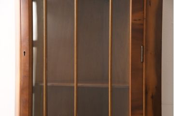 イギリスビンテージ　イギリスよりやってきた!!気品溢れる佇まいが魅力的なコーナーキャビネット(飾り棚、収納棚、ヴィンテージ)(R-049579)