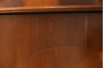 イギリスビンテージ　イギリスよりやってきた!!気品溢れる佇まいが魅力的なコーナーキャビネット(飾り棚、収納棚、ヴィンテージ)(R-049579)