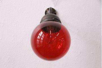 アンティーク照明　インパクトのあるインテリアに!真っ赤なガラスが印象的なウォールランプ(壁掛け照明)(R-049582)