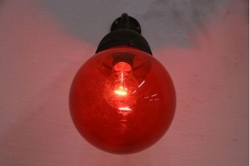 アンティーク照明　インパクトのあるインテリアに!真っ赤なガラスが印象的なウォールランプ(壁掛け照明)(R-049582)