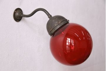 アンティーク照明　インパクトのあるインテリアに!真っ赤なガラスが印象的なウォールランプ(壁掛け照明)(R-049582)