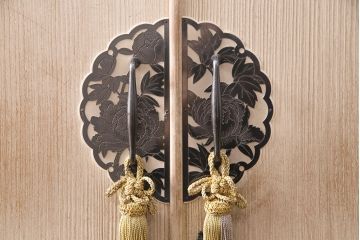 中古　前面・側面一枚板　桑材のアクセントが魅力的な最高級品の加茂総桐箪笥(胴丸)(総桐たんす、総桐箪笥、着物箪笥、衣装箪笥、和タンス)(定価約180万円)(R-049589)