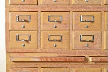 【簡易リペア限定品】レトロ家具　昭和レトロ　KIHARA　店舗什器にぴったり!レトロな佇まいがお洒落なナラ材製ネームプレート付きカードケース(引き出し、チェスト、図書館、図書室)(R-049590)