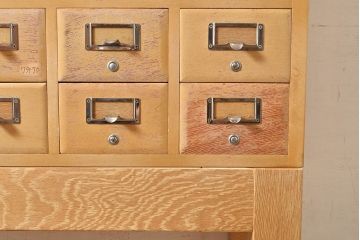 【簡易リペア限定品】レトロ家具　昭和レトロ　KIHARA　店舗什器にぴったり!レトロな佇まいがお洒落なナラ材製ネームプレート付きカードケース(引き出し、チェスト、図書館、図書室)(R-049590)