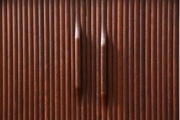 北欧ヴィンテージ　デンマーク製　チーク材　蛇腹シャッターがお洒落なキャビネット(収納棚、飾り棚、ビンテージ)(R-049591)