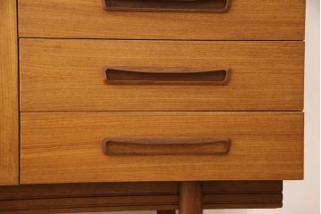 北欧ヴィンテージ　チーク材　スタイリッシュなサイドボード(収納棚、キャビネット、ビンテージ)(R-049592)