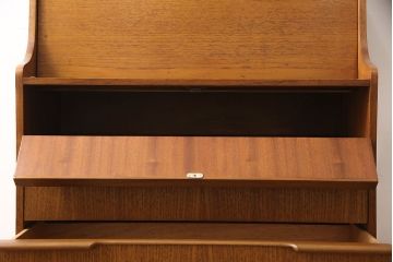ビンテージ家具　北欧ヴィンテージ　木のぬくもりが優しい雰囲気を醸し出すチーク材製ライティングビューロー(ワークデスク、簿記机、在宅ワーク、在宅用引き出し)(R-049593)