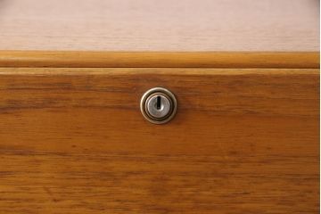 ビンテージ家具　北欧ヴィンテージ　木のぬくもりが優しい雰囲気を醸し出すチーク材製ライティングビューロー(ワークデスク、簿記机、在宅ワーク、在宅用引き出し)(R-049593)