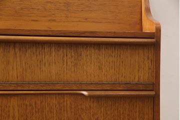 ビンテージ家具　北欧ヴィンテージ　木のぬくもりが優しい雰囲気を醸し出すチーク材製ライティングビューロー(ワークデスク、簿記机、在宅ワーク、在宅用引き出し)(R-049593)