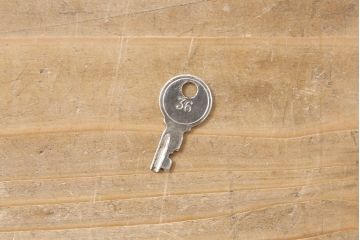 ビンテージ家具　北欧ヴィンテージ　木のぬくもりが優しい雰囲気を醸し出すチーク材製ライティングビューロー(ワークデスク、簿記机、在宅ワーク、在宅用引き出し)(R-049593)