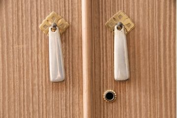 中古　国産　蒔絵・螺鈿入り　上質な和の空間を演出する高級総桐箪笥(並厚、着物箪笥、衣装箪笥、和タンス、桐たんす)(定価約98万円)(R-049595)
