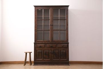 中古　国産民芸家具　クラシカルな佇まいが上品な書棚(ブックケース、本箱、飾り棚、キャビネット、戸棚)(R-049597)