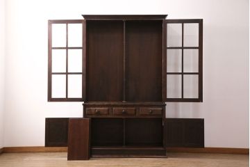 中古　国産民芸家具　クラシカルな佇まいが上品な書棚(ブックケース、本箱、飾り棚、キャビネット、戸棚)(R-049597)