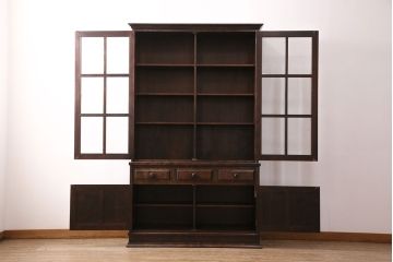 中古　国産民芸家具　クラシカルな佇まいが上品な書棚(ブックケース、本箱、飾り棚、キャビネット、戸棚)(R-049597)