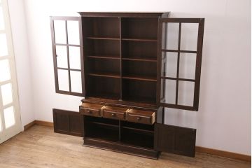 中古　国産民芸家具　クラシカルな佇まいが上品な書棚(ブックケース、本箱、飾り棚、キャビネット、戸棚)(R-049597)