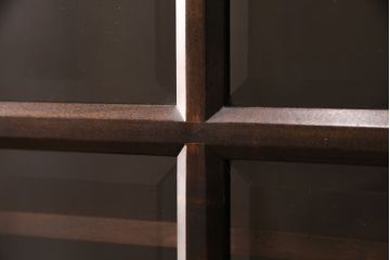 中古　国産民芸家具　クラシカルな佇まいが上品な書棚(ブックケース、本箱、飾り棚、キャビネット、戸棚)(R-049597)