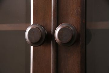 中古　国産民芸家具　クラシカルな佇まいが上品な書棚(ブックケース、本箱、飾り棚、キャビネット、戸棚)(R-049597)