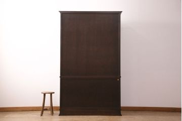 中古　国産民芸家具　クラシカルな佇まいが上品な書棚(ブックケース、本箱、飾り棚、キャビネット、戸棚)(R-049597)