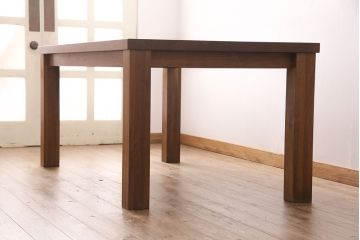 中古　ブランド家具　ウォールナット・ムク材　木のぬくもりあふれるダイニングテーブル(食卓)(R-049610)