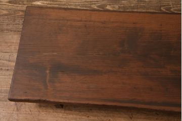 和製アンティーク　杉材一枚板　味わい深い木肌が趣溢れる裁ち板(ローテーブル、作業台、飾り台、陳列台)(R-049613)
