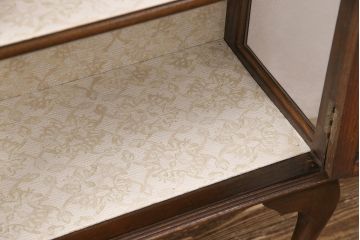 アンティーク家具　イギリスアンティーク　オーク材　小ぶりなサイズで取り入れやすい、上品な佇まいが魅力のショーケース(ガラスケース、キャビネット、飾り棚)(R-049615)