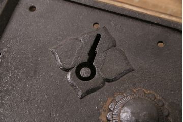 アンティーク雑貨　明治期　貫禄を感じさせる蔵戸の錠前金具(ディスプレイ雑貨、蔵戸パーツ)(R-049624)