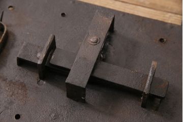 アンティーク雑貨　明治期　貫禄を感じさせる蔵戸の錠前金具(ディスプレイ雑貨、蔵戸パーツ)(R-049624)