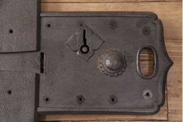 アンティーク雑貨　明治期　貫禄を感じさせる蔵戸の錠前金具(ディスプレイ雑貨、蔵戸パーツ)(R-049624)