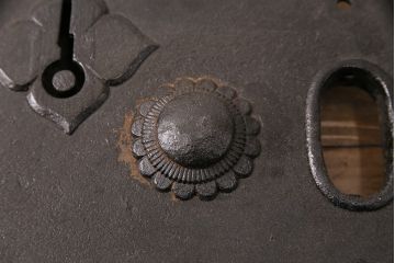 アンティーク雑貨　明治期　貫禄を感じさせる蔵戸の錠前金具(ディスプレイ雑貨、蔵戸パーツ)(R-049624)