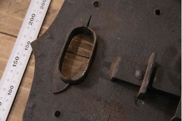アンティーク雑貨　明治期　貫禄を感じさせる蔵戸の錠前金具(ディスプレイ雑貨、蔵戸パーツ)(R-049624)