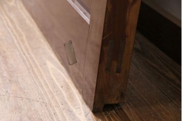 アンティーク建具　美品　ヒノキ材　漆の艶が美しい富山県産の蔵戸(玄関戸、引き戸、建具)(R-049627)