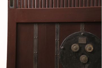 アンティーク建具　美品　ヒノキ材　漆の艶が美しい富山県産の蔵戸(玄関戸、引き戸、建具)(R-049627)